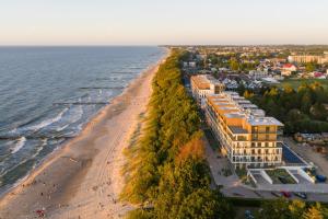 Luftaufnahme eines Strandes und des Meeres in der Unterkunft Apartament przy Plaży z darmowymi rowerami 212 by Perłowa Przystań Rent in Sianożęty