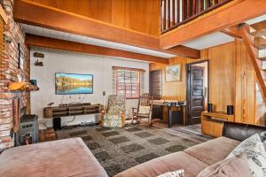 Et opholdsområde på Happy Bear Cabin - Hike Bike & More