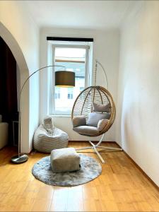 a room with a swinging chair and a window at Casa Mia - Helios Klinik - HBF - Zentrum - Parken - Messe 20 Min in Krefeld