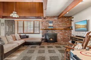 Et opholdsområde på Happy Bear Cabin - Hike Bike & More