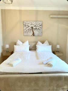 a large bed with two towels on top of it at Casa Mia - Helios Klinik - HBF - Zentrum - Parken - Messe 20 Min in Krefeld