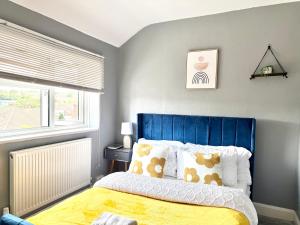 Ένα ή περισσότερα κρεβάτια σε δωμάτιο στο Rochester 3BR Modern house with Free Parking