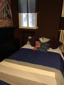 un letto con cuscini di bandiera americana di 44 Centro Apartaments & Suites a Madrid