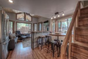 une cuisine et un salon avec un bar dans une maison dans l'établissement Perfect Getaway Cabin with Nearby Hike&Bike Trails, à Breckenridge