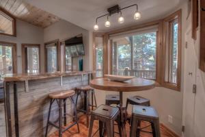 une cuisine avec un bar avec tabourets et fenêtres dans l'établissement Perfect Getaway Cabin with Nearby Hike&Bike Trails, à Breckenridge 20 autres photos