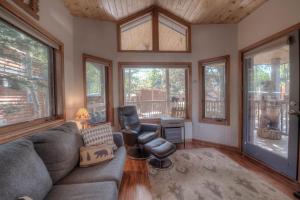 un salon avec un canapé, des chaises et des fenêtres dans l'établissement Perfect Getaway Cabin with Nearby Hike&Bike Trails, à Breckenridge