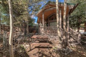 une cabane en bois avec une table de pique-nique et un banc dans l'établissement Perfect Getaway Cabin with Nearby Hike&Bike Trails, à Breckenridge