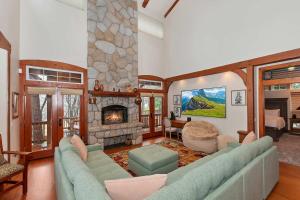 un salon avec un canapé et une cheminée dans l'établissement Matternhorn Peak Lodge - For 10, à Lake Arrowhead