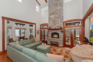un salon avec un canapé et une cheminée dans l'établissement Matternhorn Peak Lodge - For 10, à Lake Arrowhead