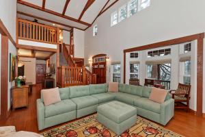 un salon avec un canapé vert et une table dans l'établissement Matternhorn Peak Lodge - For 10, à Lake Arrowhead 48 autres photos