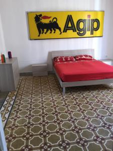 Schlafzimmer mit einem Bett mit einer roten Decke und einem Teppich in der Unterkunft Casa Vacanza CIVICO 33 in Marittima