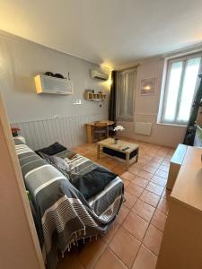 una sala de estar con un sofá y una mesa en Joli appartement climatisé bord de mer emplacement idéal, en La Ciotat