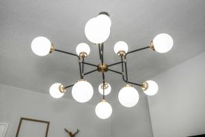 een kroonluchter aan een plafond in een kamer bij Chic Modern Gem with Style in Cincinnati