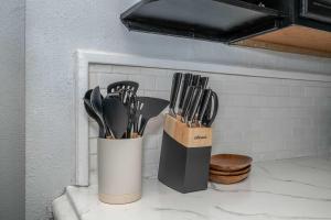 twee containers met keukengerei op een aanrecht bij Chic Modern Gem with Style in Cincinnati +19 foto's