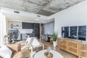 una sala de estar con un sofá y una mesa en High Rise Luxury Condo with Lake & City Views, en Austin