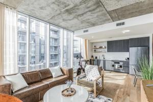 una sala de estar con un sofá y una mesa en High Rise Luxury Condo with Lake & City Views, en Austin 22 fotos más