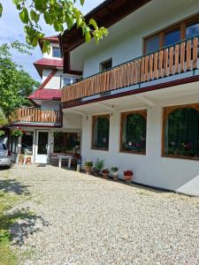 une maison avec un balcon et des plantes en pot dans l'établissement Janikowka apart 1 Droga na Szymaszkową 4, à Zakopane