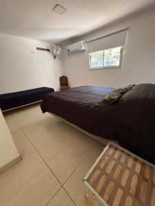 Un dormitorio con una cama grande y una ventana. en HUELLAS LOFTER, en La Rioja
