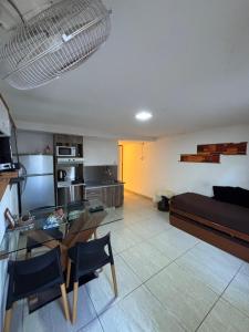una sala de estar con un sofá y una mesa en HUELLAS LOFTER, en La Rioja