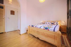 une chambre avec un lit dans une pièce blanche dans l'établissement Janikowka apart 1 Droga na Szymaszkową 4, à Zakopane