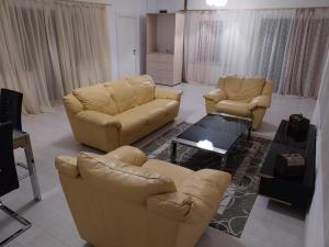 un salon avec deux canapés et une table basse dans l'établissement Vila cu 3 Dormitoare cu Acces la Lac, à Gheboieni