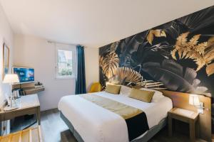 Logis Hôtel la Grassinais Saint-Malo客房内的一张或多张床位