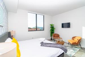 Postel nebo postele na pokoji v ubytování MetroPark Hotel