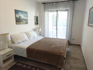 a bedroom with a large bed and a window at Apartments Tessa 77 in Medulin