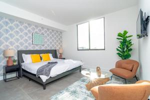 Postel nebo postele na pokoji v ubytování MetroPark Hotel