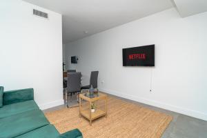 TV a/nebo společenská místnost v ubytování MetroPark Hotel