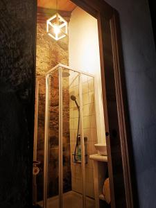 ein Badezimmer mit Dusche und Waschbecken in der Unterkunft Tu rincón favorito, en Villa de Agüimes in Agüimes