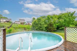 una gran piscina en una terraza de madera en Poolside Paradise Near the Ark, en Walton