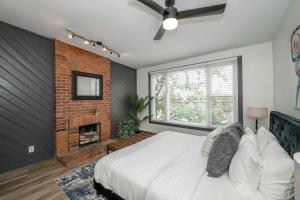 Ένα ή περισσότερα κρεβάτια σε δωμάτιο στο Mansfield Retreat - A Chic Downtown Experience