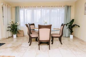 ein Esszimmer mit Tisch und Stühlen in der Unterkunft Ocean Bliss Apt 9 in Christchurch + 17 Fotos