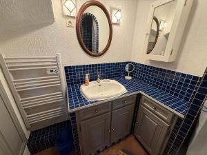 un baño con lavabo y espejo en Joli appartement climatisé bord de mer emplacement idéal, en La Ciotat 11 fotos más