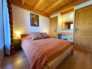 a bedroom with a large bed in a room at Les Menuires : Duplex 4 Pièces 8/10 pers, Wifi, Casier à Skis - FR-1-452-83 in Les Menuires