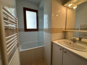 a bathroom with a sink and a bath tub at Spacieux Appartement 4 Chambres Pieds des Pistes à Morillon 1100 - FR-1-642-4 in Morillon