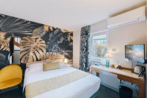 Logis Hôtel la Grassinais Saint-Malo客房内的一张或多张床位