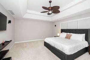 Postel nebo postele na pokoji v ubytování Mason Oasis 5 BDR Home Sweet Home Family-Friendly