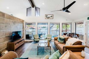 a living room with a couch and a tv at Lake LBJ Waterfront Family-Friendly Retreat in Granite Shoals