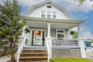 una casa bianca con portico anteriore di The Cincinnati Cottage a Cincinnati