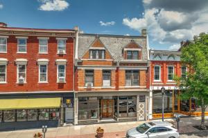 an apartment building on a city street with a car at Monmouth Loft 4 - Walk to Shops in Newport