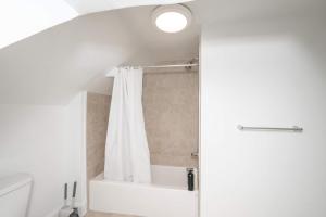 Koupelna v ubytování Suites on Main 3