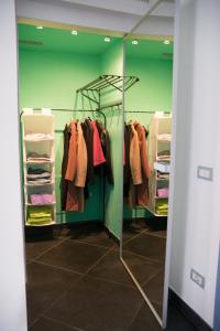 einen begehbaren Kleiderschrank mit grünen Wänden und einem Spiegel in der Unterkunft Casa Grace in Massa Lubrense