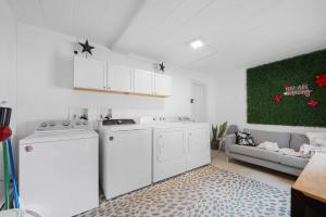 Kuchyň nebo kuchyňský kout v ubytování Chic City Retreat 93A