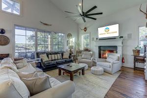 Χώρος καθιστικού στο Immaculate Waterfront Family Home for 16 w Private Dock +54 φωτογραφίες
