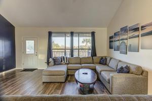 a living room with a couch and a table at Cozy 3 bdr family Condo in Horseshoe Bay Near Marina in Horseshoe Bay +33 photos