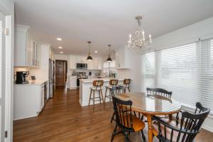 Una cocina y un comedor con mesa y sillas. en Tallen Manor & Retreat, en Hamilton