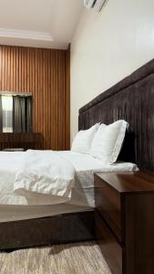 A bed or beds in a room at مدن الشمال للشقق المخدومة