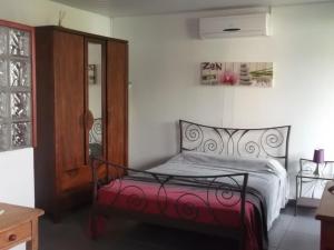 a bedroom with a bed in a room at Koté Man Fifi in Cayenne